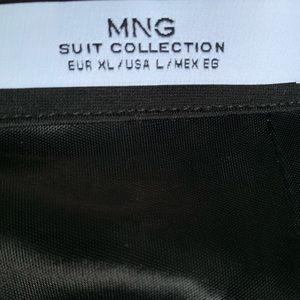 Dress skirt to mid knee with slit in front